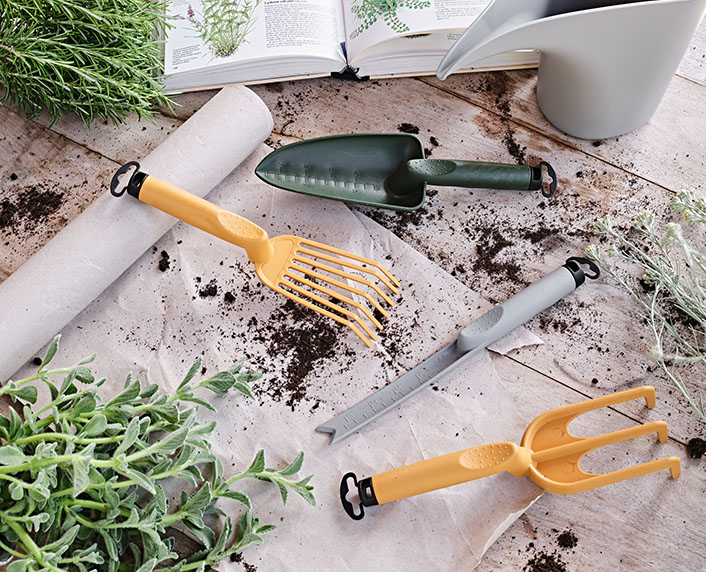 Pequeñas herramientas de jardinería de plástico reciclado
